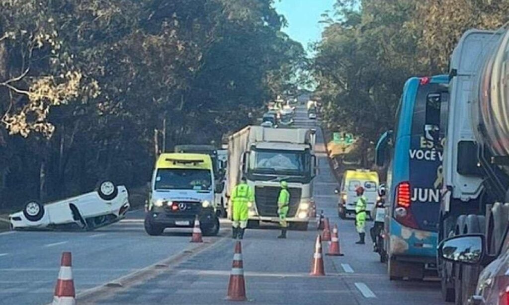 Carro capota após atropelar em cavalo na BR-040, na Grande BH - Foto: Reprodução/Redes Sociais