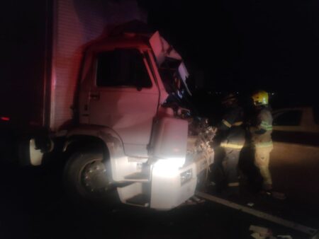 Batida entre carreta e caminhão deixa vítima fatal na BR-050, em Uberaba - Foto: Divulgação/Corpo de Bombeiros