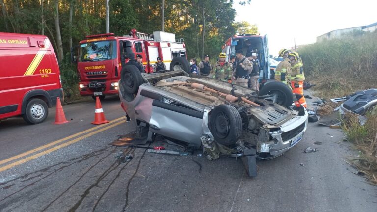 Acidente entre carros e moto deixa feridos na BR-120, em Cajuri - Foto: Divulgação/Corpo de Bombeiros