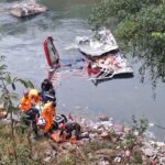 Motorista fica com água no pescoço após caminhão cair em rio na BR-262 - Foto: Divulgação/Corpo de Bombeiros