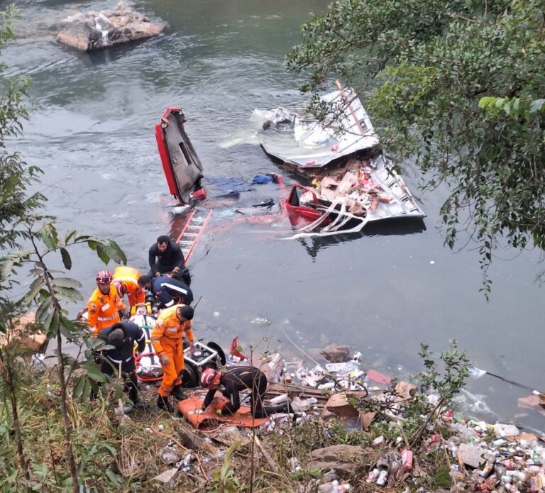 Motorista fica com água no pescoço após caminhão cair em rio na BR-262 - Foto: Divulgação/Corpo de Bombeiros