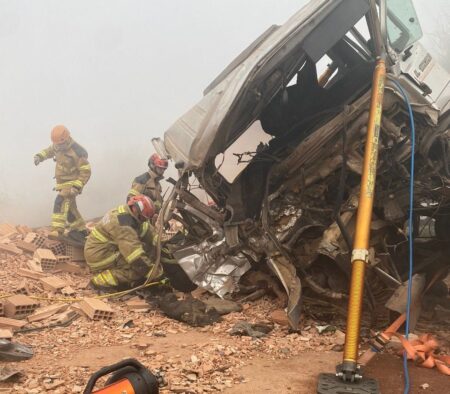 Batida entre carretas deixa vítima fatal presa às ferragens na BR-262, na Grande BH - Foto: Divulgação/Corpo de Bombeiros