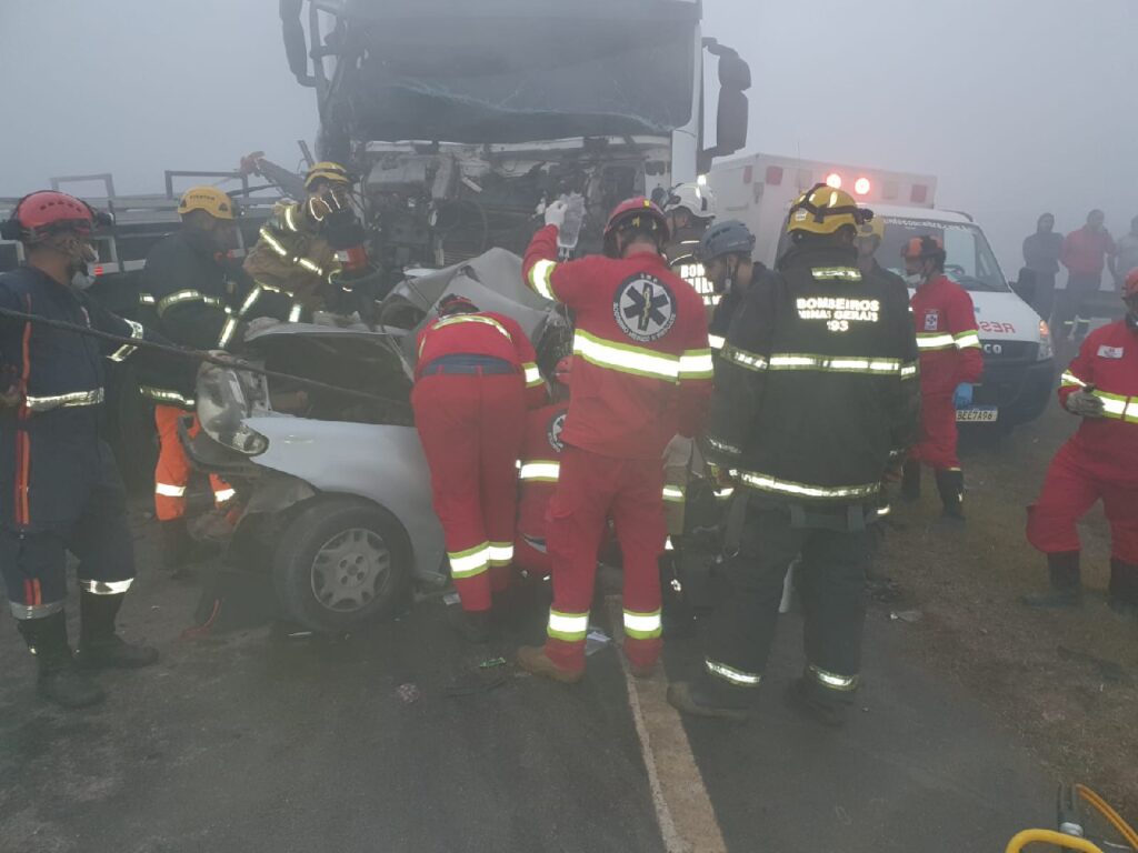 Acidente com carretas, ônibus e carros deixa vítima e fecha BR-262, em Nova Serrana - Foto: Divulgação/Corpo de Bombeiros