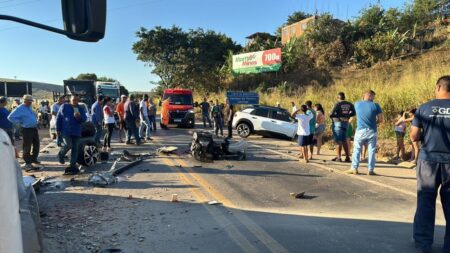 Motor de carro é arrancado após acidente com caminhão na BR-381 - Foto: Divulgação/Corpo de Bombeiros