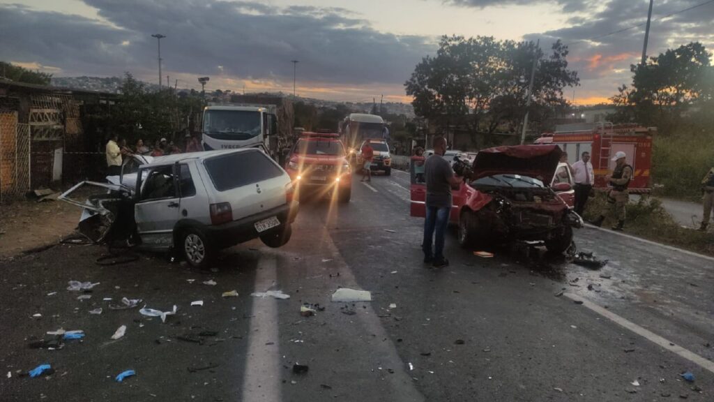 Sete pessoas ficam feridas em acidente entre carros na BR-381, em BH - Foto: Divulgação/Corpo de Bombeiros