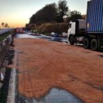 Acidente com caminhão de óleo motor fecha Fernão Dias; veja rota alternativa - Foto: Divulgação/PRF