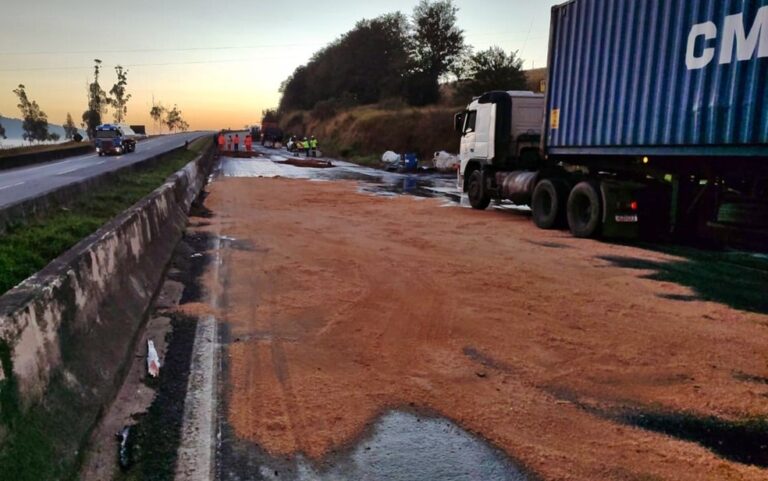 Acidente com caminhão de óleo motor fecha Fernão Dias; veja rota alternativa - Foto: Divulgação/PRF