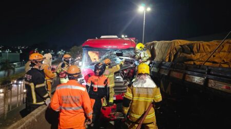 Acidente entre caminhões deixa vítima presa às ferragens no Anel Rodoviário, em BH - Foto: Divulgação/Corpo de Bombeiros