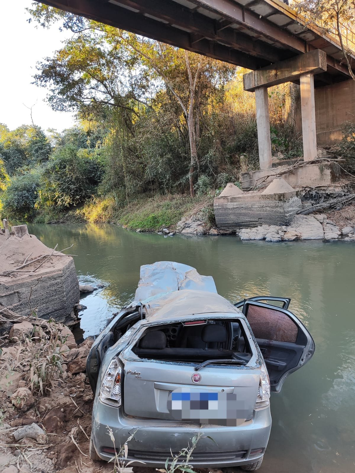 Mulher morre após carro cair de ponte em estrada de Igaratinga - Foto: Divulgação/Corpo de Bombeiros