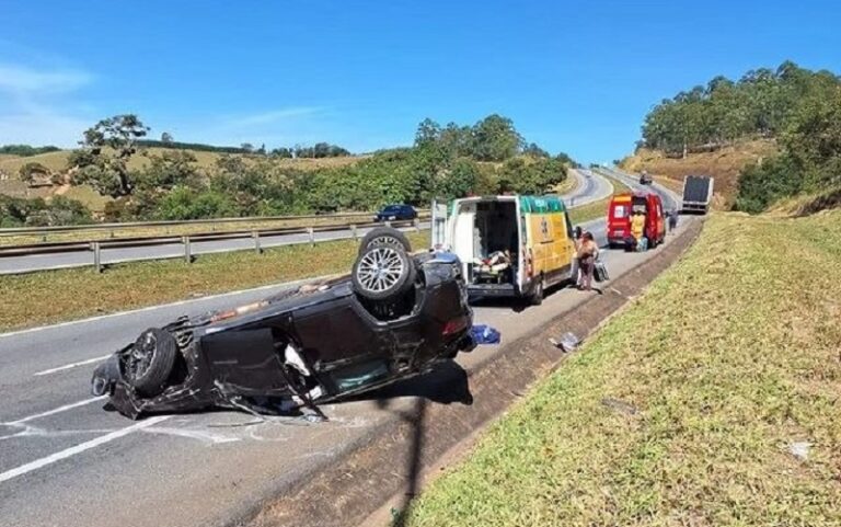 Quatro pessoas ficam feridas após carro capotar na Rodovia Fernão Dias, em Oliveira - Foto: Divulgação/CBMMG