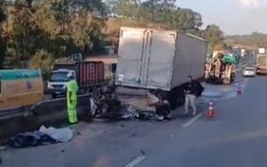 Acidente entre carro e caminhão deixa vítima fatal e outra ferida na Fernão Dias, em Perdões - Foto: Reprodução/Redes Sociais