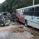 Acidente entre ônibus e carreta deixa feridos e fecha MG-030, em Nova Lima - Foto: Divulgação/Corpo de Bombeiros