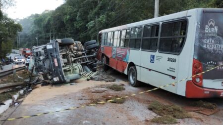 Acidente entre ônibus e carreta deixa feridos e fecha MG-030, em Nova Lima - Foto: Divulgação/Corpo de Bombeiros