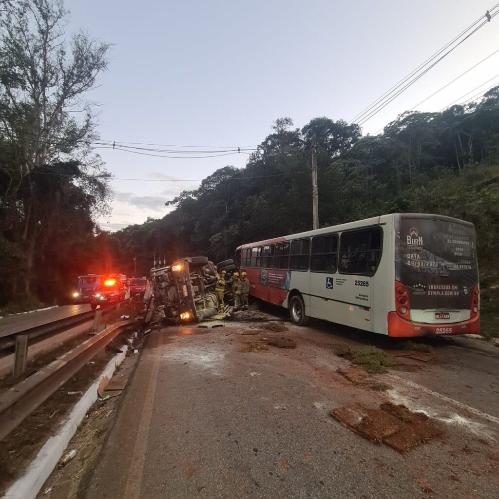 Grávida entra trabalho de parto no congestionamento da MG-030, na Grande BH - Foto: Divulgação/Corpo de Bombeiros