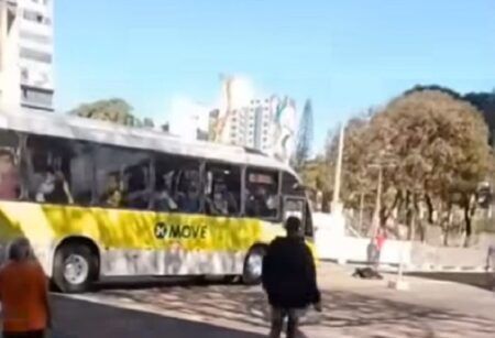 Motociclista fica gravemente ferido em um acidente com ônibus no Centro de BH - Foto: Reprodução/Redes Sociais