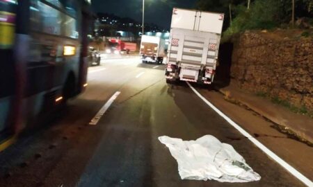 Homem morre atropelado por caminhão no Anel Rodoviário, em BH - Foto: Divulgação/PMRv