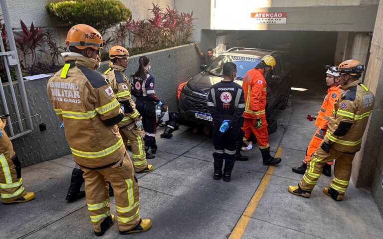 Idosa morre atropelada pelo próprio carro na garagem de prédio em BH - Foto: Divulgação/CBMMG