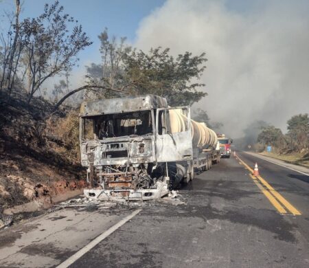 Cabine de caminhão tanque com biodiesel é destruído por incêndio na BR-262, em Araxá - Foto: Divulgação/CBMMG