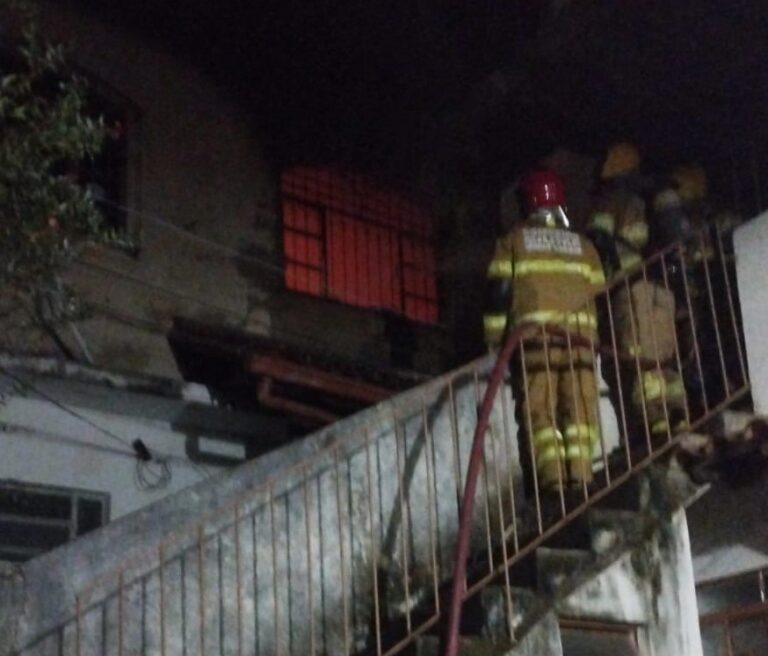 Briga entre pai e filho termina com incêndio e idoso preso em Sabará - Foto: Divulgação/Corpo de Bombeiros