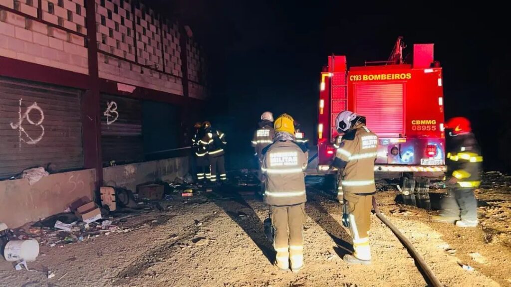 Incêndio destrói galpão de recicláveis em Vespasiano - Foto: Divulgação/Prefeitura de Vespasiano