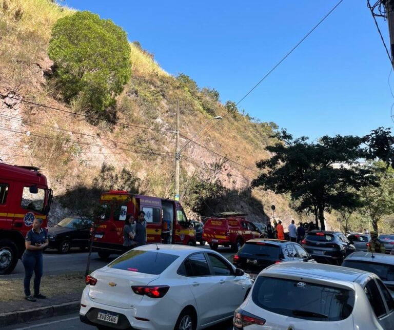 Mãe e filho ficam feridos após carro despencar de barranco no bairro Estoril, em BH - Foto: Divulgação/CBMMG