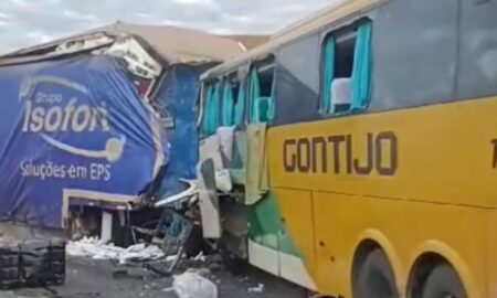 Acidente frontal entre ônibus e carreta deixa mortos e feridos na BR-116, em Frei Inocêncio - Foto: Reprodução/Redes Sociais