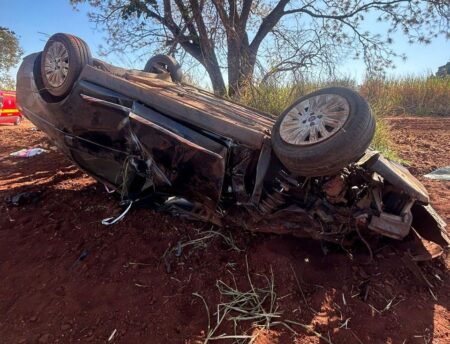 Carro capota e mulher fica presa às ferragens em rodovia de MG - Foto: Divulgação/CBMMG