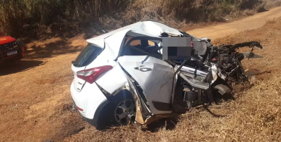 IodosoIdosa morre em acidente frontal entre carro e caminhão em rodovia de MG - Foto: Divulgação/PMRv