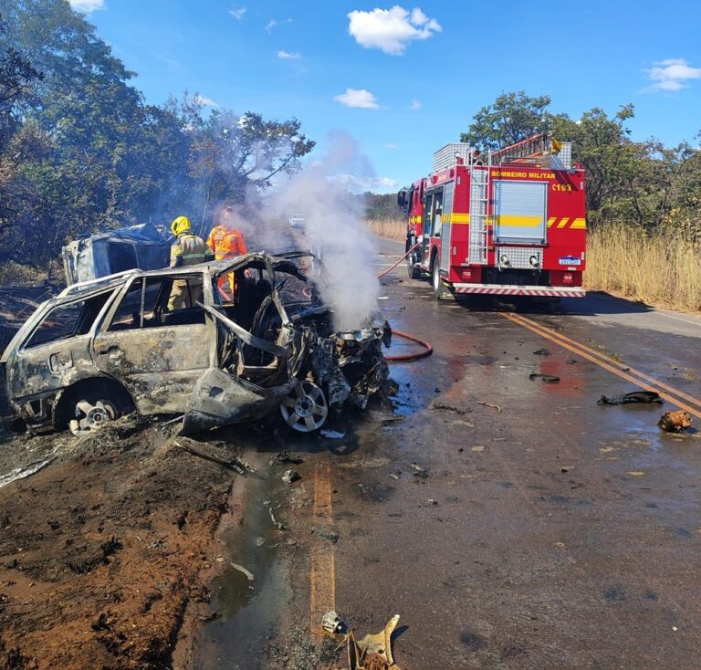 Acidente frontal entre carros mata motoristas carbonizados em estrada de MG - Foto: Divulgação/Corpo de Bombeiros