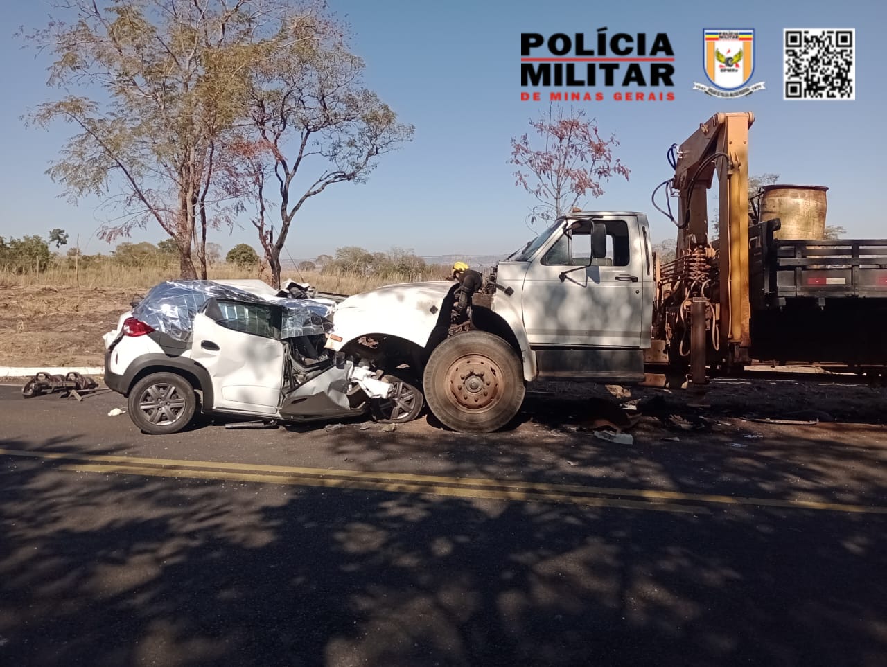 Acidente grave entre carro e caminhão deixa três mortos em estrada de MG - Foto: Divulgação/PMRv