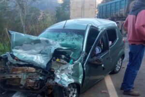 Adolescente que conduzia carro sofre acidente grave na MGC-120, em Santa Maria de Itabira - Foto: Divulgação/Corpo de Bombeiros