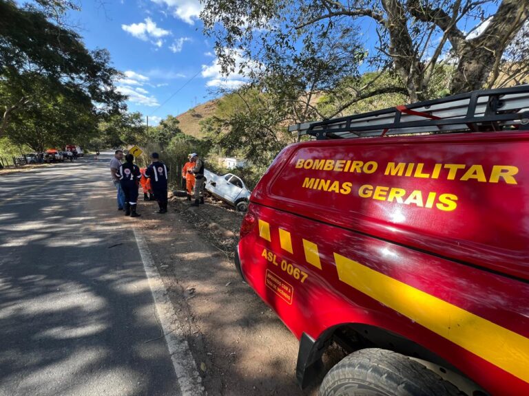 Duas pessoas morrem em acidente entre carro e caminhão na MGC-133, em Tabuleiro - Foto: Divulgação/Corpo de Bombeiros