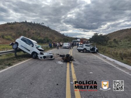 Idoso morre em grave acidente entre carros em rodovia de MG - Foto: Divulgação/PMRv