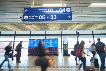 Passageiros enfrentam dificuldades no aeroporto em Confins após apagão cibernético mundial - Foto: Divulgação/BH Airport