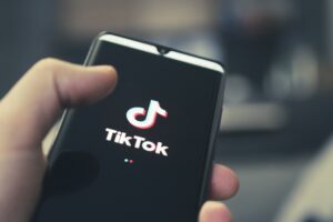 Justiça condena TikTok a pagar R$ 10 mil a mulher que teve conta invadida em Minas Gerais - Foto: Divulgação/Depositphotos