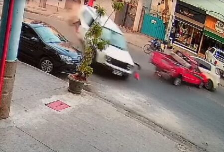 Mulher tem mão decepada em acidente entre carros no bairro Planato, em BH - Foto: Reprodução/Câmera de segurança