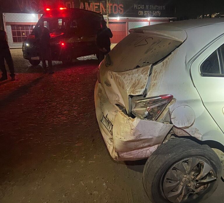 Acidente entre carros deixa três vítimas na BR-040, em Conselheiro Lafaiete - Foto: Divulgação/Corpo de Bombeiros