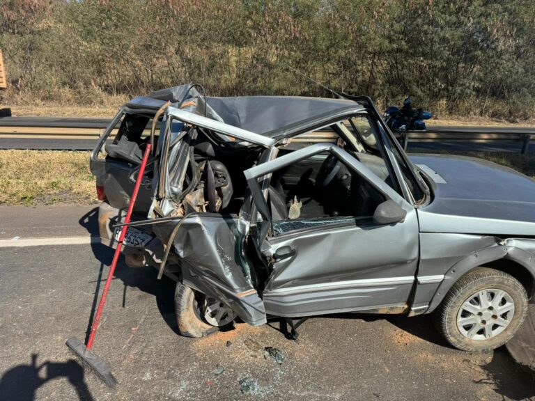 Acidente entre carro e carreta deixa três vítimas na BR-040, em Sete Lagoas - Foto: Divulgação/Corpo de Bombeiros