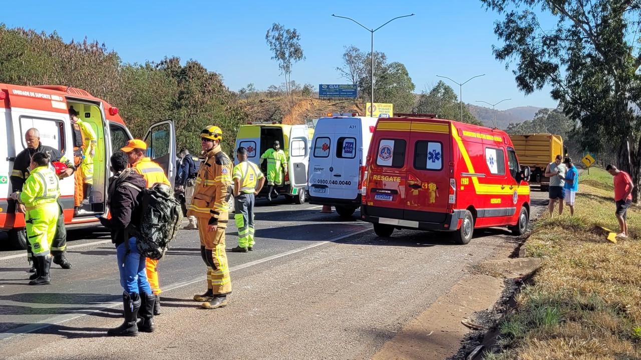 Acidente entre carro e carreta deixa três vítimas na BR-040, em Sete Lagoas - Foto: Divulgação/Corpo de Bombeiros