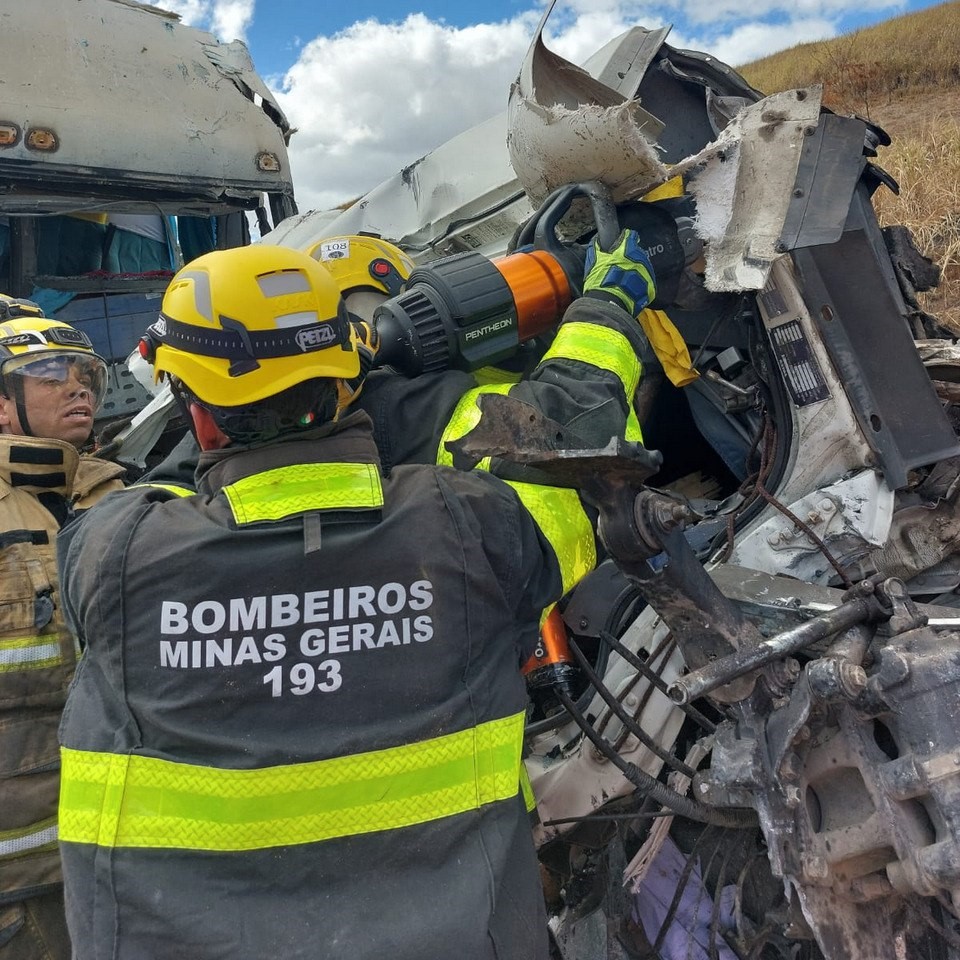 Sobe para quatro número de mortos em acidente entre carreta e ônibus na BR-116 - Foto: Divulgação/Corpo de Bombeiros
