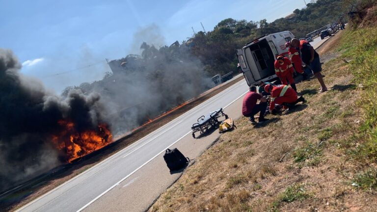 Carreta pega fogo após acidente e interdita rodovia BR-262, em Juatuba - Foto: Reprodução/Redes Sociais