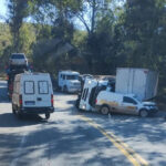 Carreta tomba, atinge caminhão e caminhonete e deixa vítimas na BR-381; veja flagrante - Foto: Reprodução/Redes Sociais