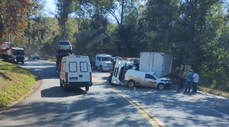 Carreta tomba, atinge caminhão e caminhonete e deixa vítimas na BR-381; veja flagrante - Foto: Reprodução/Redes Sociais