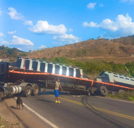 Interdição total na BR-381, em Nova Era, passa de 18 horas - Foto: Reprodução/Redes Sociais