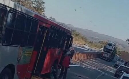 Acidente entre ônibus e caminhão deixa ao menos 20 feridos na Fernão Dias - Foto: Reprodução/Redes Sociais
