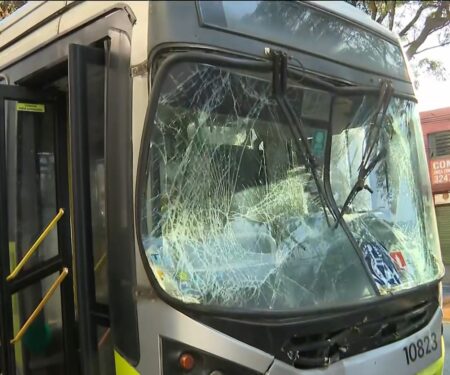 Acidente entre dois ônibus deixa cinco pessoas feridas em avenida de BH - Foto: Reprodução/TV Globo