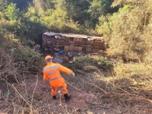 Acidente com ônibus de trabalhadores rurais deixa morto e feridos na BR-262 - Foto: Divulgação/CBMMG