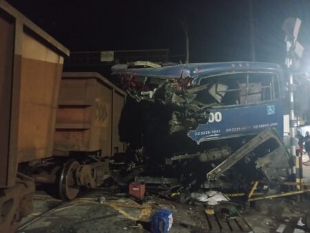 Ônibus é atingindo por trem e fica destruído em Juiz de Fora, veja imagem - Foto: Divulgação/Corpo de Bombeiros