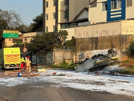 Caminhão-tanque tomba e interdita a Via Expressa de BH - Foto: Divulgação/Corpo de Bombeiros