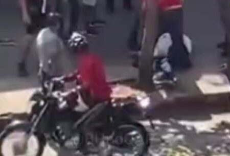 Adolescente de 17 anos tenta roubar moto e apanha no bairro Dona Clara, em BH - Foto: Reprodução